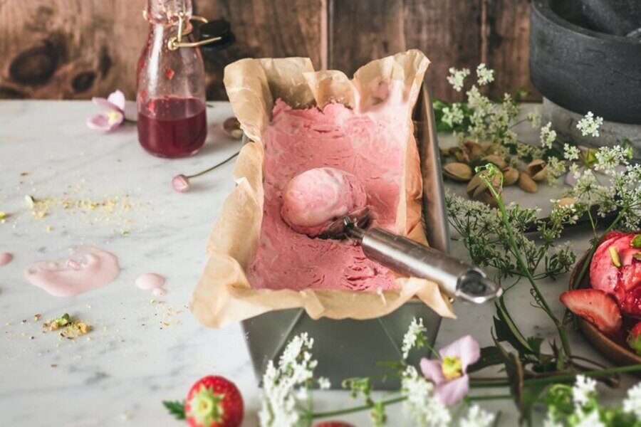 تهیه بستنی توت فرنگی در خانه بدون هیچ افزودنی