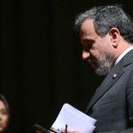 عباس عراقچی در حال سخنرانی در یک کنفرانس خبری.