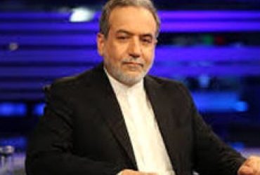 سید عباس عراقچی در حال سخنرانی