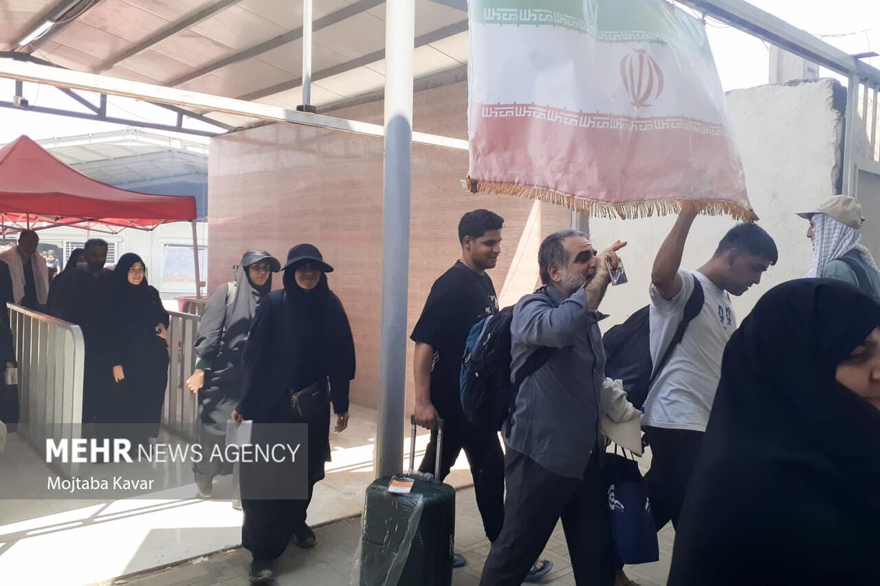 استاندار ایلام در حال بازدید از پایانه مرزی مهران