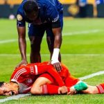 جمال موسیالا در حال فریاد کشیدن از درد پس از مصدومیت شدید در زمین فوتبال