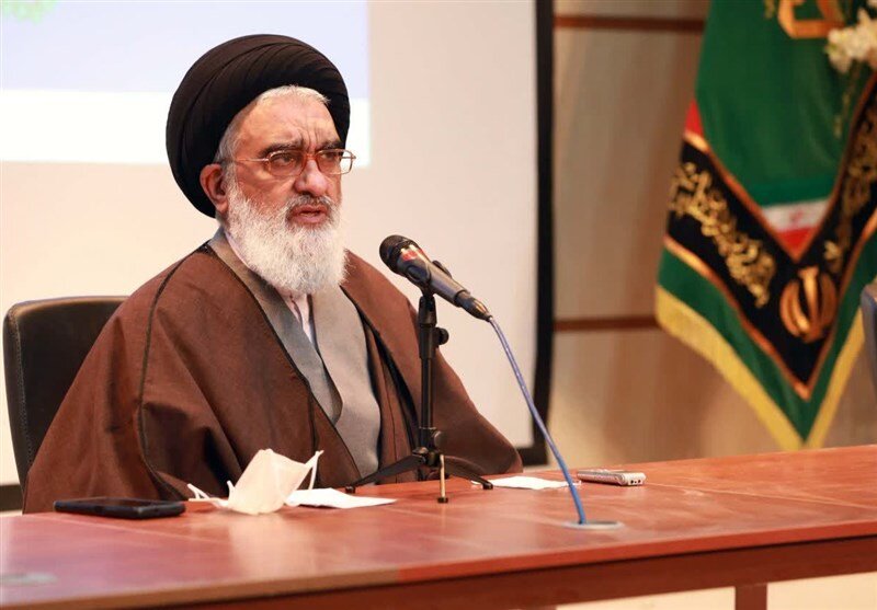 امام جمعه قم: وقتی به جای رئیس جمهور دخترش به زنی که دست دراز کرده بود دست داد ارزش های دینی حفظ شد