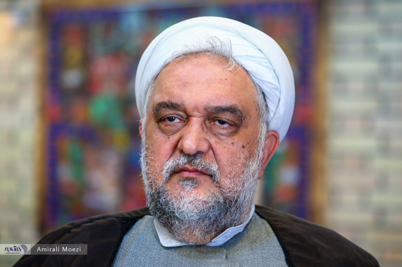 امیری‌فر: پزشکیان درباره بودجه‌بگیران با رهبری مشورت کند، مسئله حل می‌شود؛ وقتی مردم سراغ اینترنشنال می‌روند بودجه کلان صدا و سیما چه ثمره‌ای دارد؟