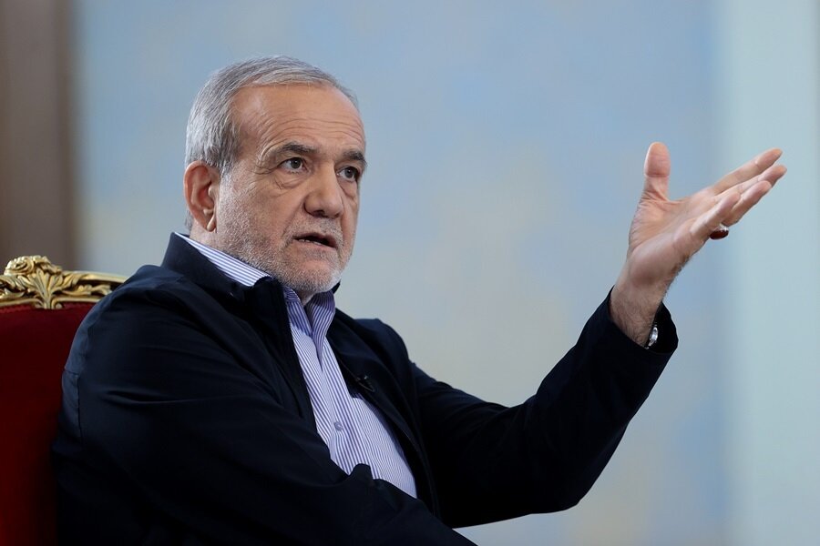 انتقاد صریح پزشکیان از طرح های انتقال آب بدون انجام مطالعه؛ از حضرت آقا درخواست کردم که کارمندان ۹ بیایند و ۱۳ بروند، چرا که کاری انجام نمی‌دهیم