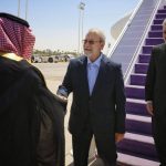 تصاویر تاریخی از دیدارهای لاریجانی با مقامات سعودی؛ سلام نظامی مامور سعودی، دست بر سینه خالد بن سلمان و تیپ خاص لاریجانی + عکس
