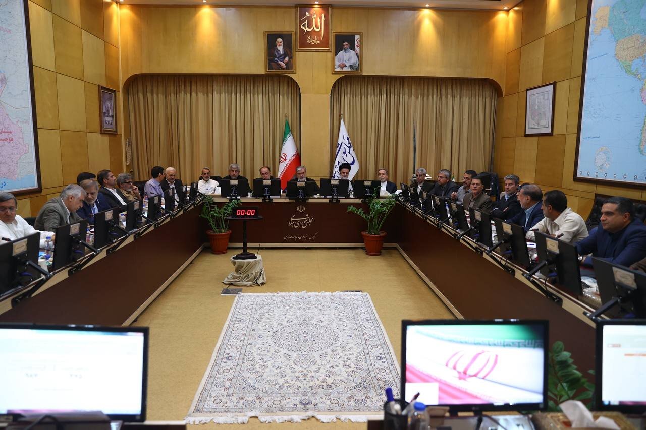 تصاویر نشست اضطراری کمیسیون امنیت ملی مجلس؛ نبویان و عراقچی هم‌نشین شدند