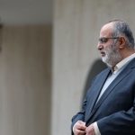 توئیت عجیب حسام الدین آشنا؛ احترام گاو را نگه دارید اما او را برای مذاکره با روباه نفرستید؛ حتی اداره آغل را هم به گوساله نسپارید