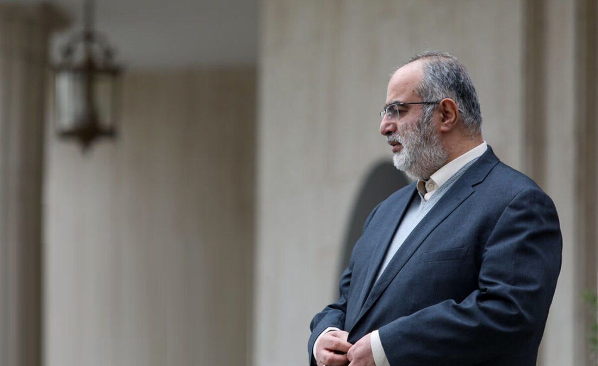 توئیت عجیب حسام الدین آشنا؛ احترام گاو را نگه دارید اما او را برای مذاکره با روباه نفرستید؛ حتی اداره آغل را هم به گوساله نسپارید