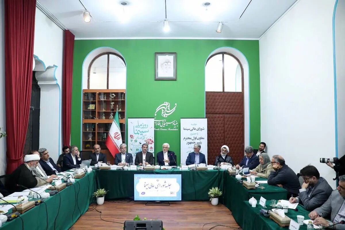 دعوت عارف از هنرمندان خارج نشین برای بازگشت به ایران؛ زندگی یک هنرمند عزیز ایرانی در لس‌آنجلس نمی‌چرخد و برای امرار معاش در آثار دست چندم بازی می‌کند