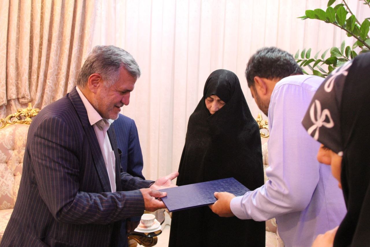 دیدار اعضای حزب موتلفه با خانواده شهید شادمانی؛ از روایت دبیرکل موتلفه از درخواست سردار شادمانی تا خاطره احسان شادمانی از خوابی که درباره پدرش دیدند