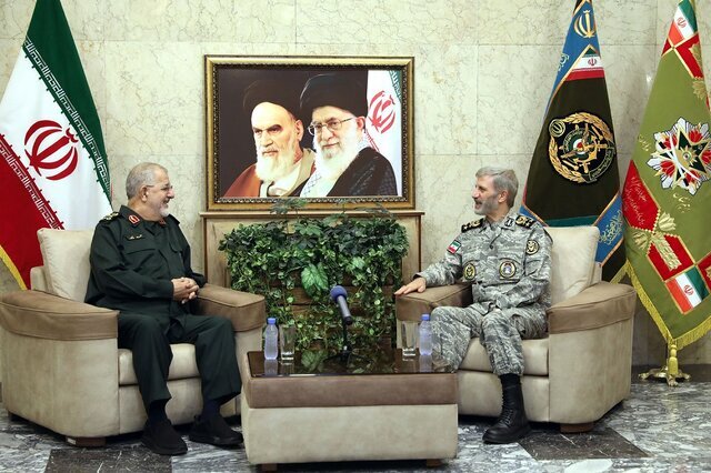 دیدار مهم فرماندهان کل سپاه و ارتش؛ سرلشکر حاتمی: کوچک‌ترین تعرض دشمن با پاسخ واحد و سریع سپاه و ارتش مواجه می‌شود؛ بر سر منافع ملی معامله نمی‌کنیم