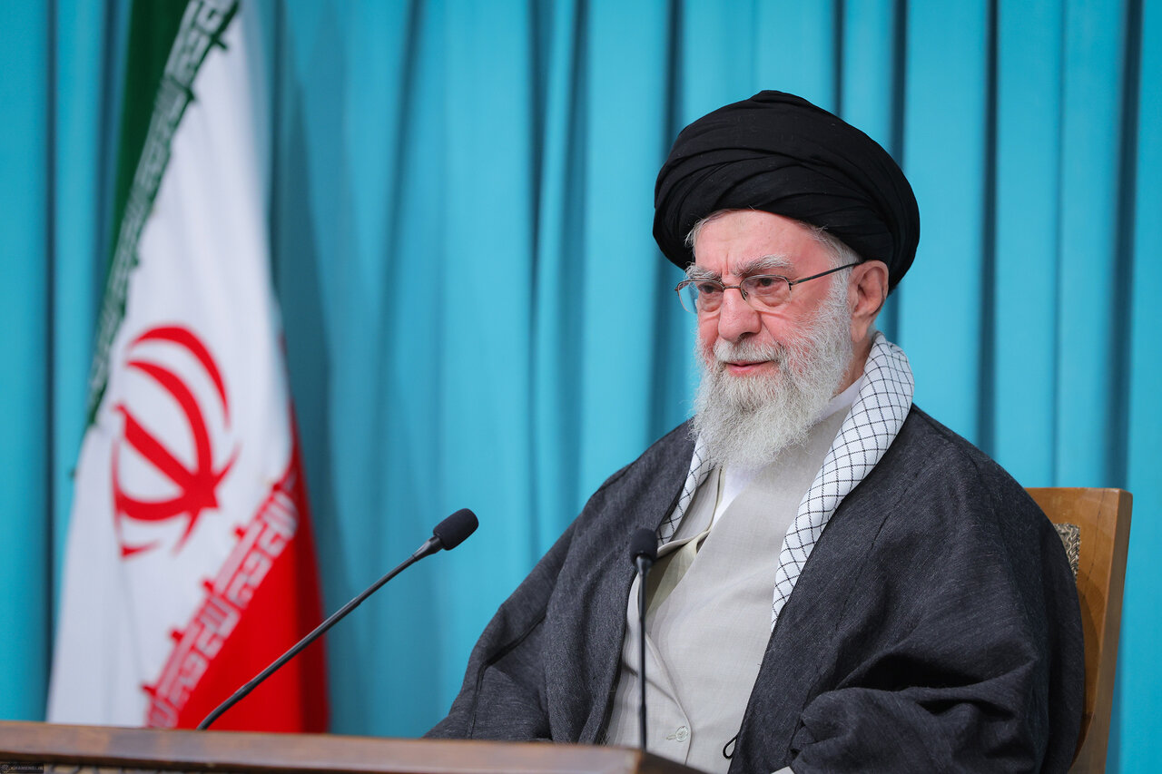 رهبر انقلاب: بنا نداریم از سلاح هسته‌ای استفاده کنیم؛ مذاکره با آمریکا هیچ کمکی به ما نمی‌کند و هیچ ضرری را هم از ما دفع نمی‌کند