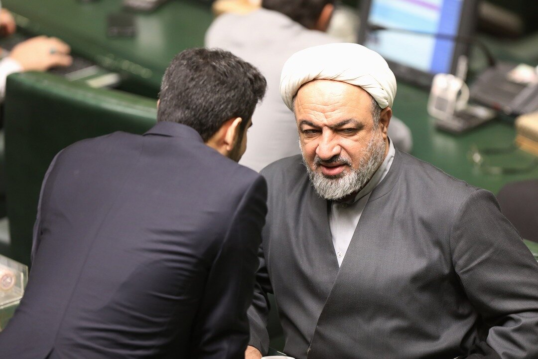 سرمقاله روزنامه هم میهن: تندروها باید بدانند شورای عالی امنیت ملی که قانون حجاب را ملغی می کند در مسائل مهم امنیتی کشور هم می تواند به مجلس اعتنا نکند