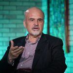 پدر معنوی دلواپسان جناب احمدی‌نژاد است؛دوستان همین تندروها در قم به لاریجانی لنگه کفش پرت کردند؛این مملکت چقدر باید برای یک سری متوهم سیاسی تاوان بدهد