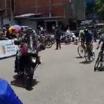 پرواز دوچرخه‌سواران در ونزوئلا به لطف اشتباه مضحک یک پلیس!+فیلم