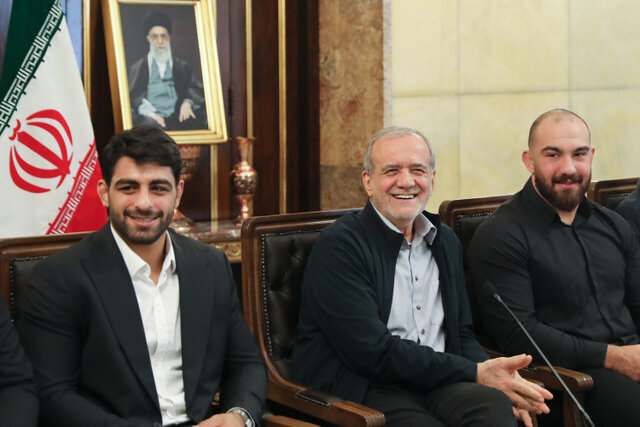 پزشکیان: در حال انجام اقداماتی از جمله بهبود ارتباطات خودمان با کشورهای همسایه هستیم؛ تسلیم شدن در وجود ما نیست