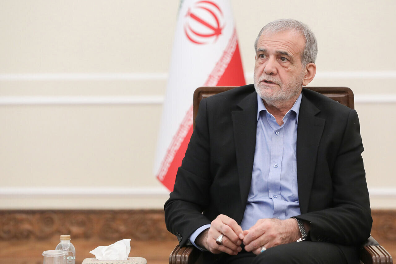 پزشکیان: عده‌ای می‌گویند اینها بلد نیستند؛ هر کس می‌تواند مشکلات را حل کند،‌ این گوی و این میدان؛ به جای تخریب نقد سازنده کنیم