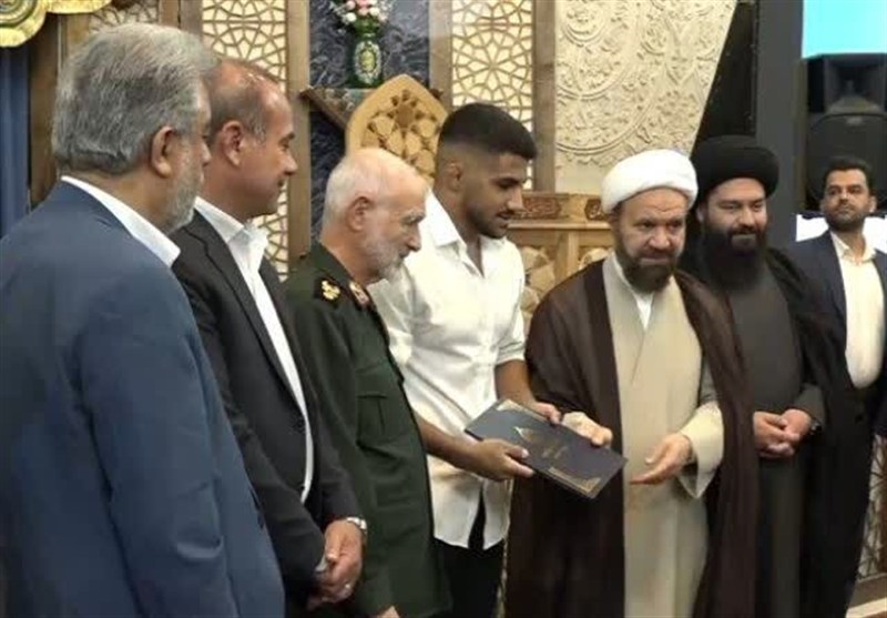 پهلوان غلام‌رضا فرخی قهرمان کشتی جهان‌ خادم حرم شاهچراغ (ع) شد