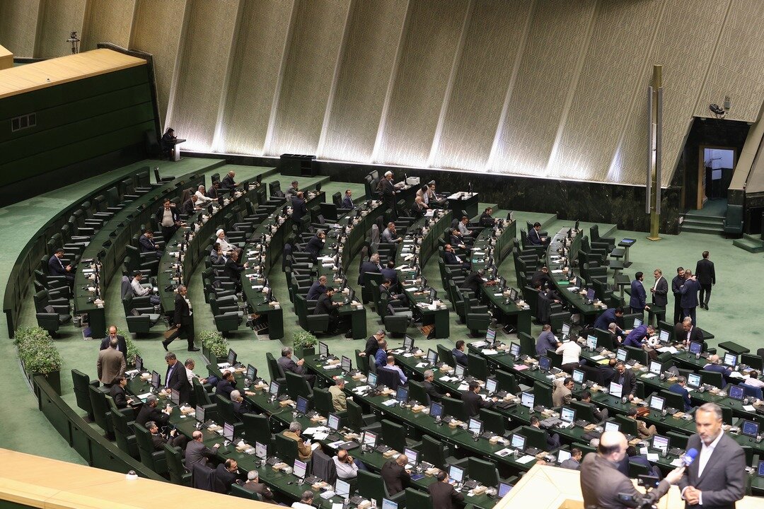 تذکر یک نماینده برای پیگیری غرامت جنگ از عراق؛ وزیران دولت چه تذکرهایی از نمایندگان گرفتند؟