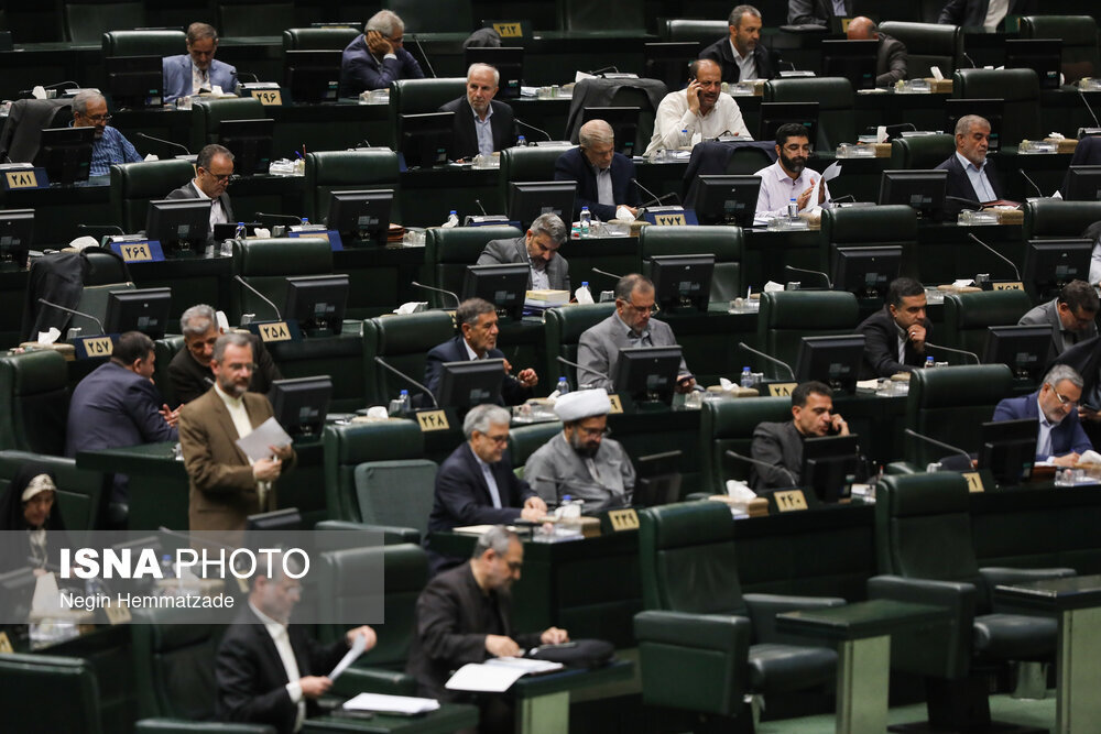 درخواست یک نماینده مجلس از پزشکیان و سران دو قوه درباره قانون حجاب؛ آریالای پزشکیان؛ نباید اجازه دهید ناموس ما اینگونه در کشور وارد عرصه تبرج شود