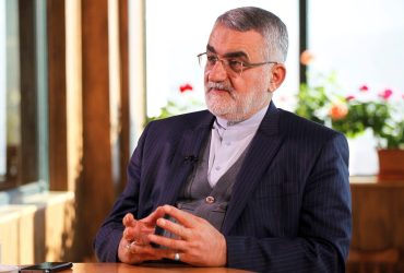 عضو کمیسیون امنیت ملی مجلس: سهم آمریکا در تحریم‌های اقتصادی ایران تنها ۳۰ درصد است؛ آمریکایی‌ها پل‌های پشت سر خود درباره مذاکره تخریب کرده‌ است